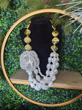 Gold/White Brooche Pearl Necklace