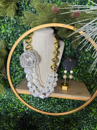 Gold/White Pearl Necklace Set
